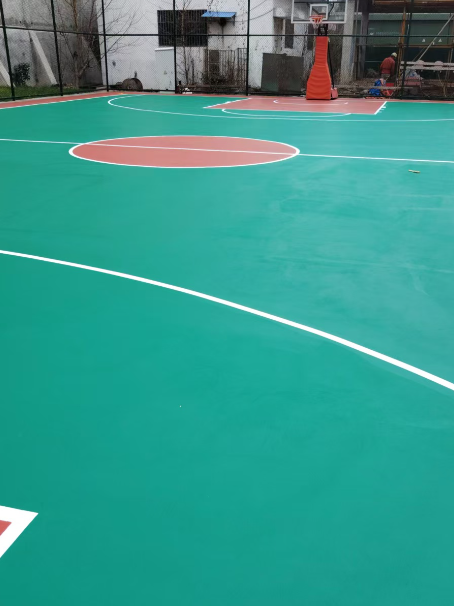 长春 球场长期使用易出现地面开裂